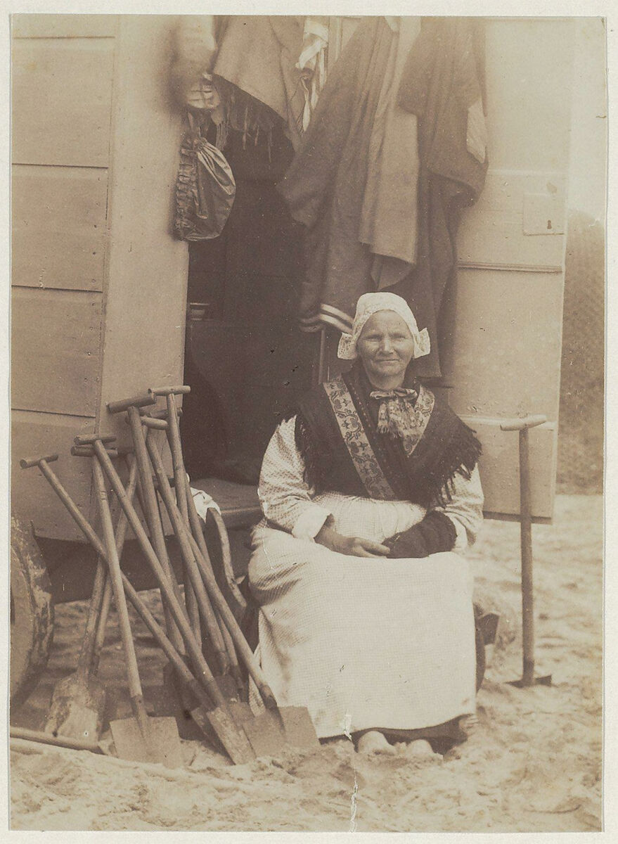 Foto uit 1901 van een badvrouw voor haar badkoets in Zandvoort. 