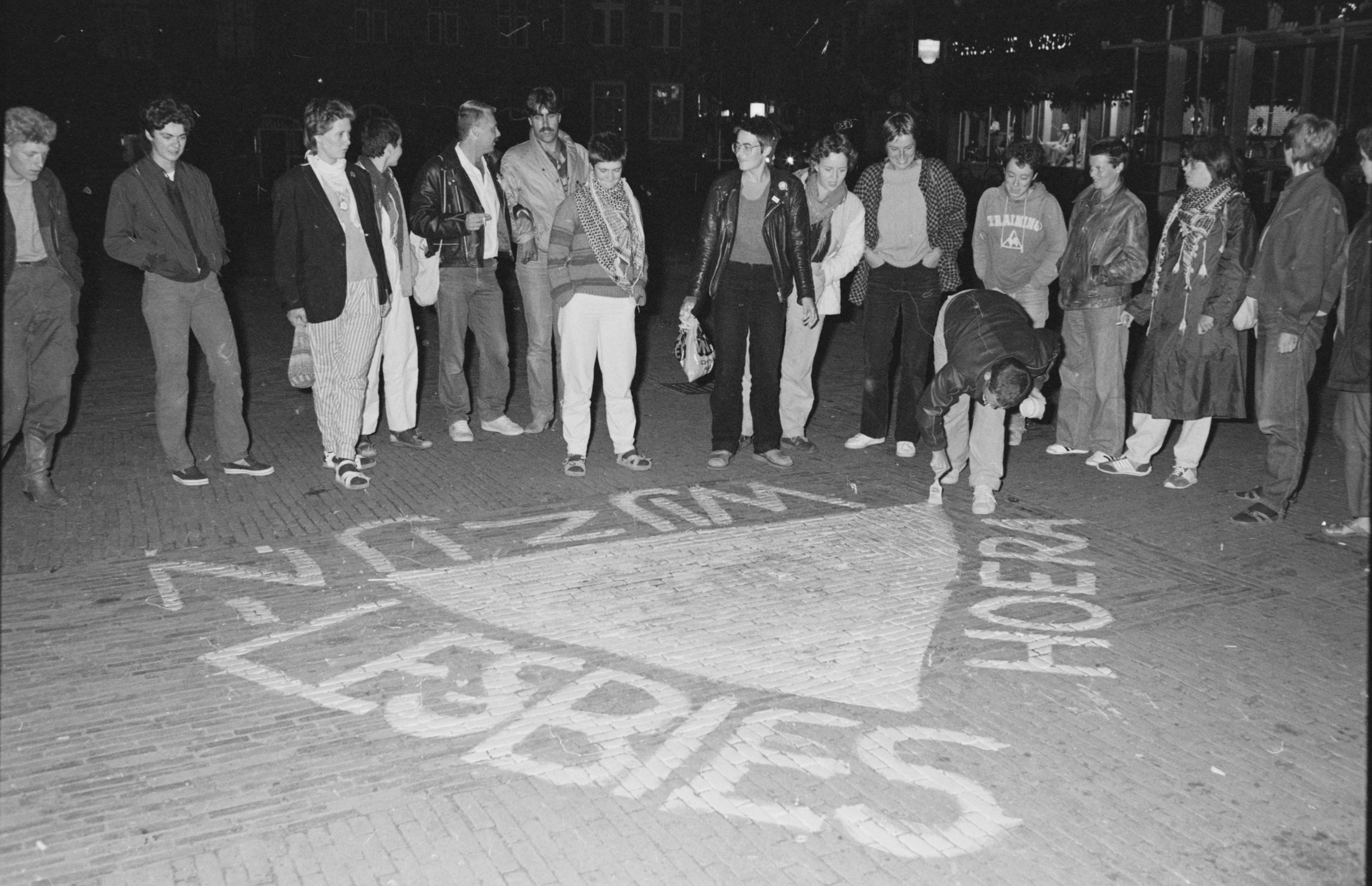 Foto van actievoerende lesbiennes op de Grote Markt in 1982.