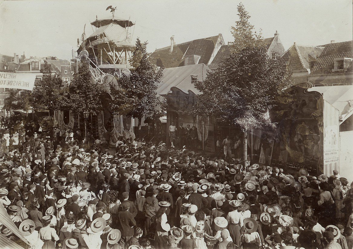 Deze foto uit 1906 laat zien dat de acrobaten en boksers veel toeschouwers trokken op de Botermarkt
