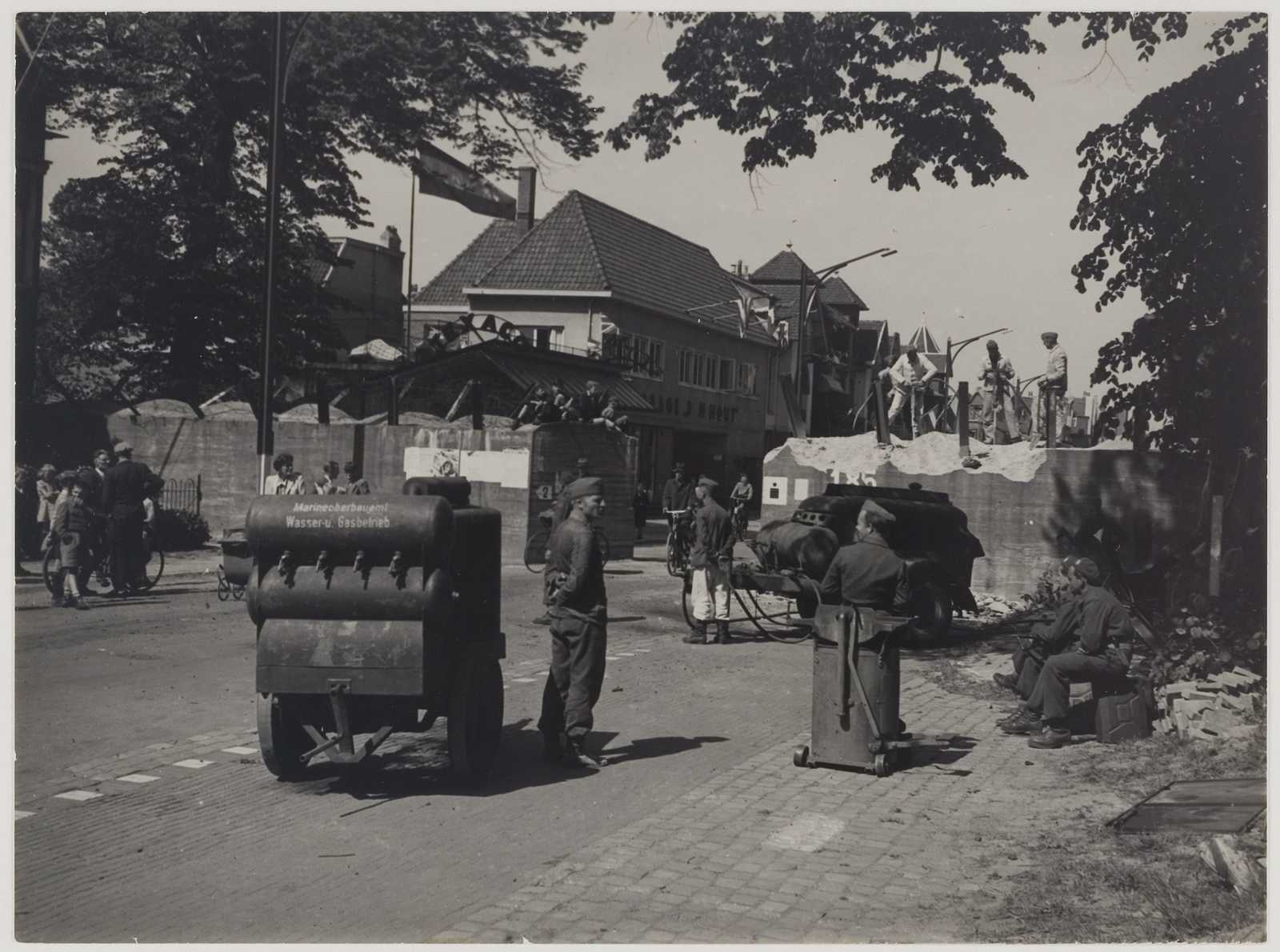 Op de foto zie je de afbraak van een tankmuur door Duitse militairen aan de Wagenweg na de Duitse capitulatie.